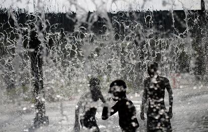 Crianças brincam entre as fontes de um parque no Rio de Janeiro (Brasil), em 2 de março de 2016.