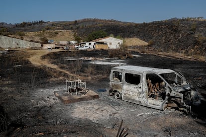 Vehículos calcinados en la localidad zaragozana de Ateca.
