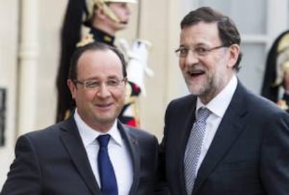 El presidente de Francia, François Hollande (i), recibe al presidente del gobierno español, Mariano Rajoy (d), en el Palacio del Elíseo de París (Francia), el pasado mes de mayo. EFE/Archivo