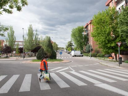 Dos voluntarios transportan bolsas de alimentos desde el almacén de la Parroquia de San Juan de Dios de Vallecas.