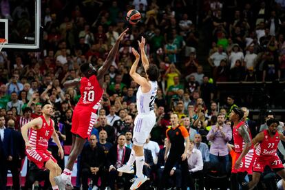 El base del Real Madrid Sergio Llull anota la canasta decisiva que da el triunfo al Real Madrid frente al Olympiacos.