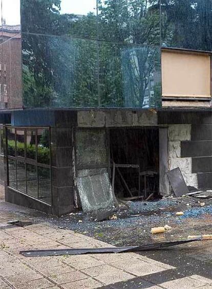 Tres personas, entre ellas dos agentes de la Ertzaintza, han resultado heridas leves en la explosión, dirigida contra la sede de Construcciones Amenábar en Zaráuz (Guipúzcoa)
