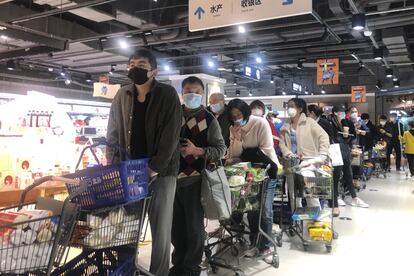 Los clientes hacían fila en un supermercado en Shanghái, el miércoles. Las autoridades de la ciudad prometen recortes de impuestos para los comerciantes y mantener su concurrido puerto en funcionamiento para limitar las interrupciones en la industria y el comercio.