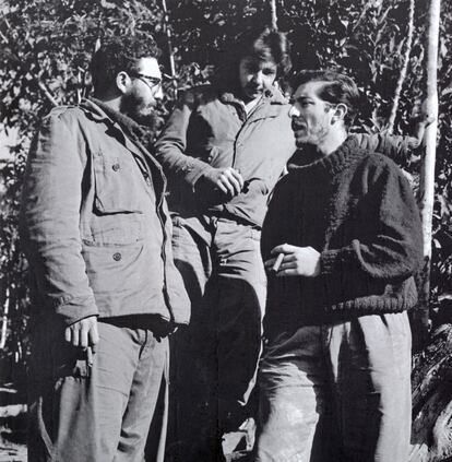 De izquierda a derecha, Fidel Castro, su hermano Raúl Castro y el reportero gráfico Enrique Meneses, en Sierra Maestra.