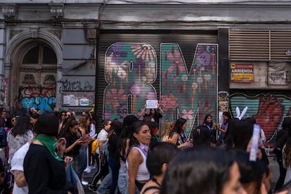 Mujeres participan en la marcha de Valparaíso (Chile).