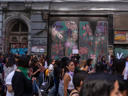 Mujeres en la marcha del Día Internacional de la Mujer en Valparaíso (Chile), en 2023.