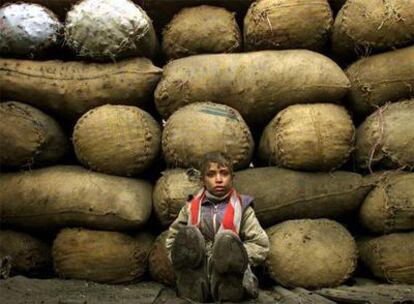 Un niño de siete años descansa en un barrio de las afueras de Kabul donde trabaja como carbonero.