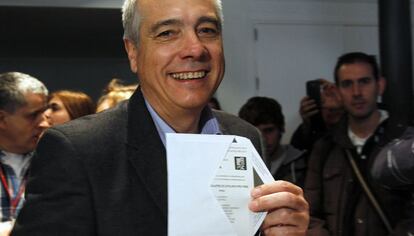 El candidato la presidencia a la Generalitat, Pere Navarro, ha votado en el Casal C&iacute;vic Vapor Passatge de Terrassa, (Barcelona), donde ha tenido que hacer cola para introducir su papeleta en la urna. &quot;Me produce una satisfacci&oacute;n haber tenido que hacer cola para votar&quot;, ha dicho el primer secretario del PSC, que conf&iacute;a en que la jornada se caracterice por una alta participaci&oacute;n.