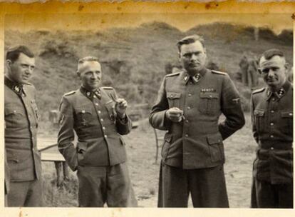 De izquierda a derecha, el doctor Mengele, Höss, Josef Kramer <i>(La Bestia de Belsen)</i> y otro oficial, en un descanso en Auschwitz. 
Foto: EE UU Holocaust Memorial Museum