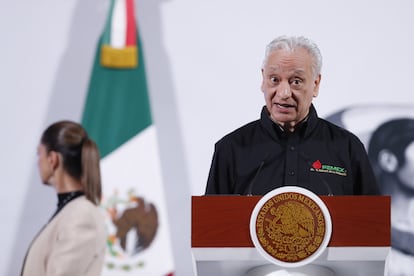 Víctor Rodríguez este miércoles en la conferencia de prensa matutina junto a Claudia Sheinbaum.  