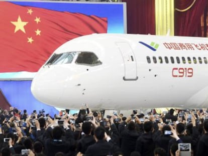 O avião comercial chinês C919, apresentado hoje em Xangai.