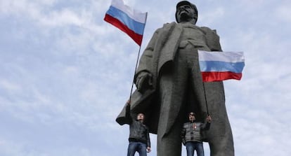 Simpatizantes prorusos junto a una estatua de Lenin en Donetsk.