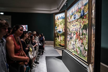 Visitantes observan el 'Jardín de las Delicias', de El Bosco, en el Museo del Prado de Madrid, en 2023.
