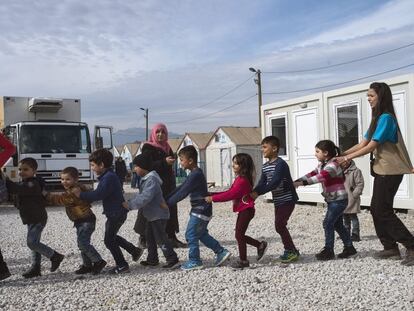 Niños refugiados juegan este jueves en un campo de registro macedonio mientras esperan un tren a Serbia.