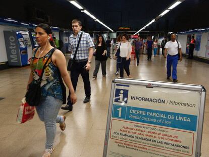 Cartel en el que se anunciaba el cierre de la línea 1 en la estación Sierra de Guadalupe, en septiembre de 2016. Es una de las paradas que volverán a estar sin servicio en el verano de 2023.