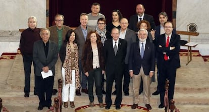 José Luis Gómez (primera fila, izquierda) junto a actores y académicos.