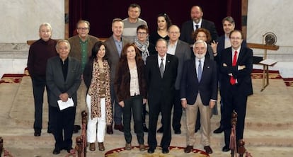 Jos&eacute; Luis G&oacute;mez (primera fila, izquierda) junto a actores y acad&eacute;micos.