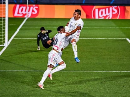 Vinicius celebra con Casemiro su segundo gol al Liverpool.