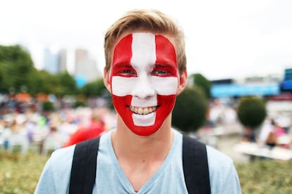 Un aficionado con la bandera Suiza, 18 de enero de 2014.