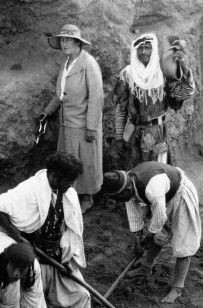 Foto facilitada por el Museo Británico de la escritora Agatha Christie supervisando las excavaciones arqueológicas de Chagar Bazar en la actual Siria