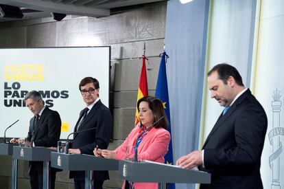 Fotografía facilitada por La Moncloa de los ministros de Transportes, Movilidad y Agenda Urbana (Mitma), José Luis Ábalos (dcha), la de Defensa, Margarita Robles, el de Sanidad, Salvador Illa (2i), y el de Interior, Fernando Grande Marlaska, durante la rueda de prensa ofrecida este domingo en el Palacio de la Moncloa, en Madrid.