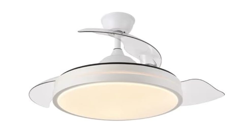 Ventilador de techo con aspas retráctiles y económico.