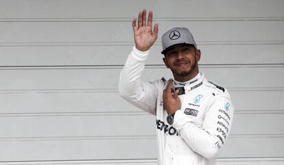 Hamilton celebra su pole en Brasil.
