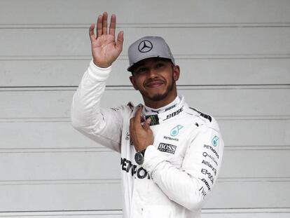 Hamilton celebra su pole en Brasil.