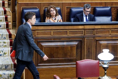 El diputado de Sumar, Íñigo Errejón, junto a la vicepresidenta primera y ministra María Jesús Montero y el ministro Félix Bolaños, este miércoles en el Congreso.