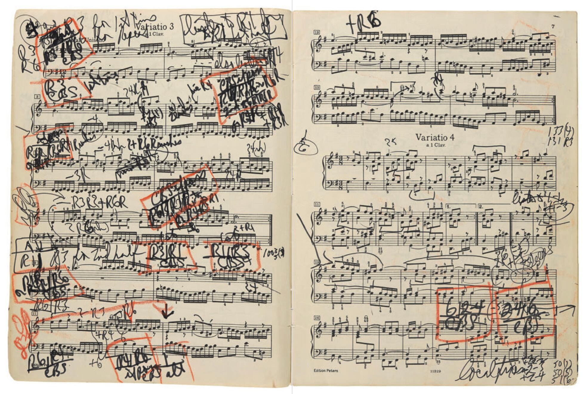 Detalle de una de las páginas de la partitura anotada por Glenn Gould para el montaje de su grabación de las ‘Variaciones Goldberg’, de 1981, que se incluye en la nueva edición de la grabación. 