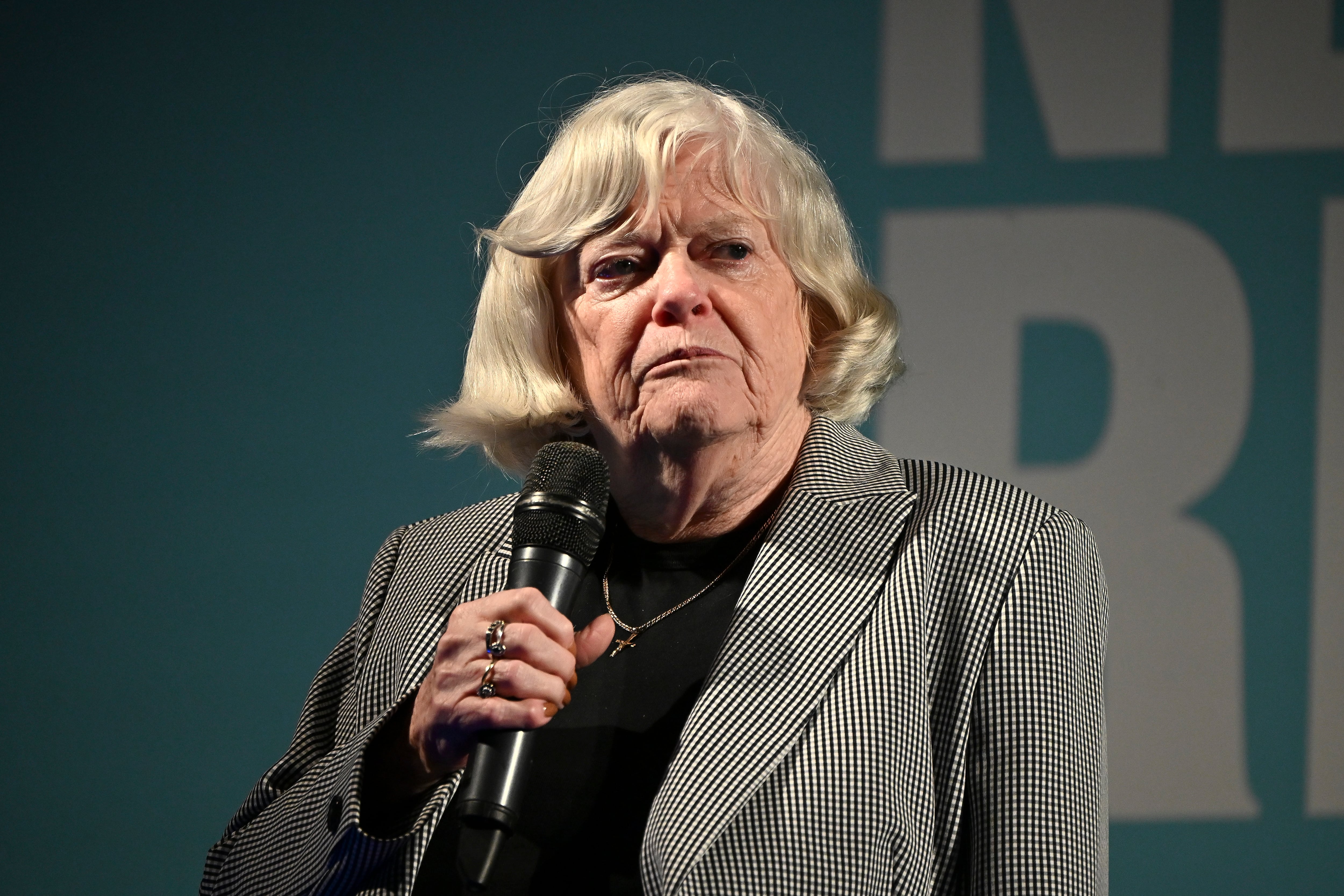 La política conservadora británica Ann Widdecombe murió tras recibir 21 martillazos en la cabeza