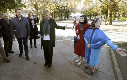 El presidente de la Xunta, Alberto Núñez Feijóo (2i), y el presidente del PP local, Agustín Hernández (i), junto a la presidenta de la Comunidad de Madrid, Cristina Cifuentes (c), ante la estatua conocida como 'Las dos Marías' durante un paseo electoral esta viernes en Santiago de Compostela.