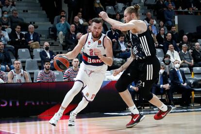 Alec Peters y Dylan Osetkowski durante el partido del Lyon contra el Baskonia en Euroliga.