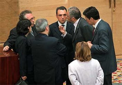 Rafael Simancas, en el centro, junto a otros diputados del PSOE y de IU, comentan la ausencia de Tamayo y Sáez en el pleno de ayer.