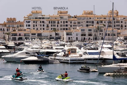 Cuatro motos de agua se acercan a la orilla en Puerto Banús, dentro del distrito de Nueva Andalucía, en Marbella (Málaga).