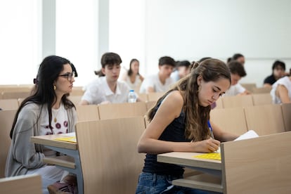 Alumnos realizan el examen de la selectividad en Barcelona.