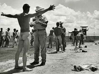 A photo taken by Danny Lyon at the Ramsey jail in Texas, 1968.