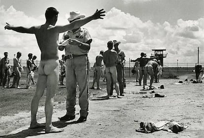 A photo taken by Danny Lyon at the Ramsey jail in Texas, 1968.