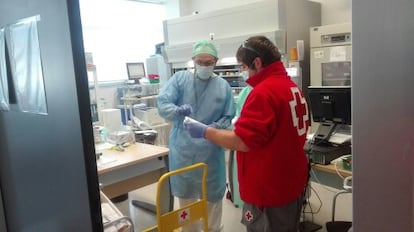 Preparación del envío de medicamentos a casa de un paciente en el hospital Mateu Orfila (Maó, Menorca) / JORGE GRANDE NIETO