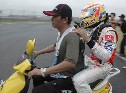 Como le ocurrió a Alonso en el Gran Premio de Japón. Hamilton ha tenido que abandonar el circuito antes de tiempo y en moto.
