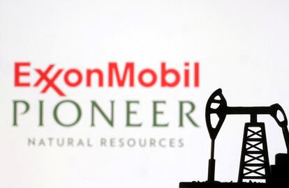 Ilustración con los logos de Exxon Mobil y Pioneer Natural Resources.