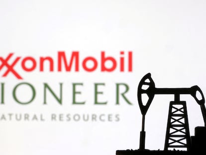 Ilustración con los logos de Exxon Mobil y Pioneer Natural Resources.