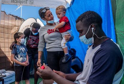 Alicia Trujillo acompaña el montaje del alojamiento de cuatro senegaleses a quienes ella y su familia están ayudando a sobrevivir al quedar fuera del sistema de acogida humanitaria del Gobierno español.