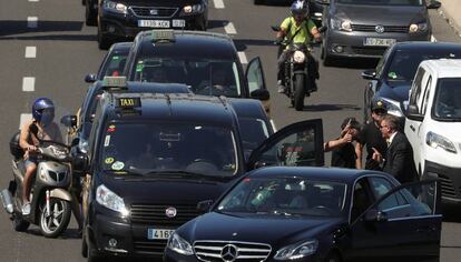Enfrentamiento entre taxistas y un conductor VTC durante la marcha lenta en Barcelona.