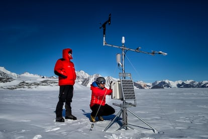 El ingeniero Sebastián Alfaro y el técnico Bastián Oyarce inspeccionan la estación meteorológica de Glaciar Unión.