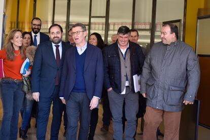 Alberto Núñez Feijóo, en el centro, el miércoles en el Colegio de Farmacéuticos de Cuenca.