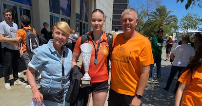 Lucía Rivas, canterana del Valencia Basket, con sus padres, también exjugadores de baloncesto.