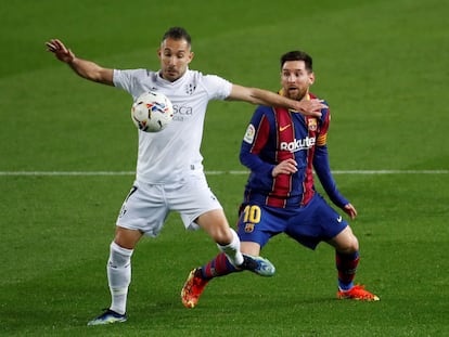 Ferreiro protege el balón ante Messi este lunes en el Camp Nou.