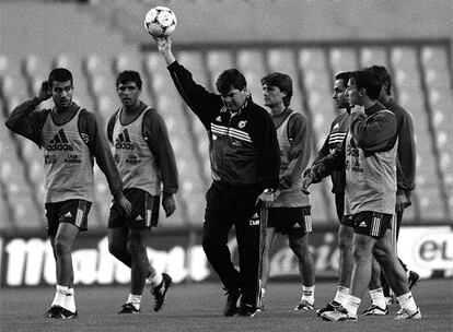 Entrenamiento de la selección de España en el terreno de juego del estadio olímpico de La Cartuja de Sevilla, el día anterior del enfrentamiento amistoso contra Argentina. De izquierda a derecha: Guardiola, Nadal, José Antonio Camacho, Julen Guerrero, Sergi y Ferrer.