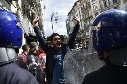 Miembros de las fuerzas de seguridad hacen guardia durante una protesta de estudiantes argelinos en el campus principal de la Universidad de Argel contra la reelección del presidente Abdelaziz Bouteflika, por un quinto mandato. Bouteflika, que rara vez ha sido visto desde que sufrió un derrame cerebral en 2013, anunció el 10 de febrero que buscará la reelección en la votación del 18 de abril.